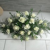 Kytice rostl� z b�l�ch karafi�t�