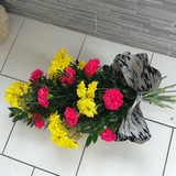 Kytice rostl� z b�l�ch karafi�t� k polo�en� na rakev